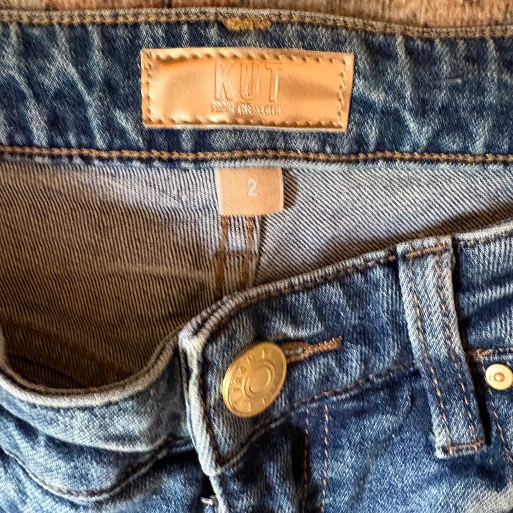 Kut from the Kloth Jane High Rise Denim Shorts Medium Wash Raw Hem Size 2 - Picture 2 of 4
